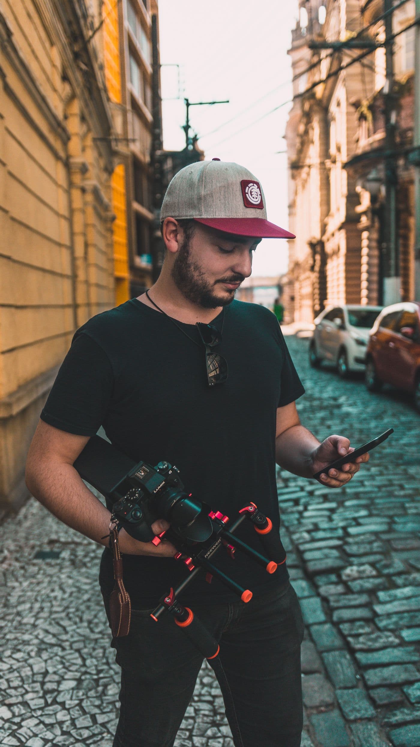 Criador usando smartphone em São Paulo